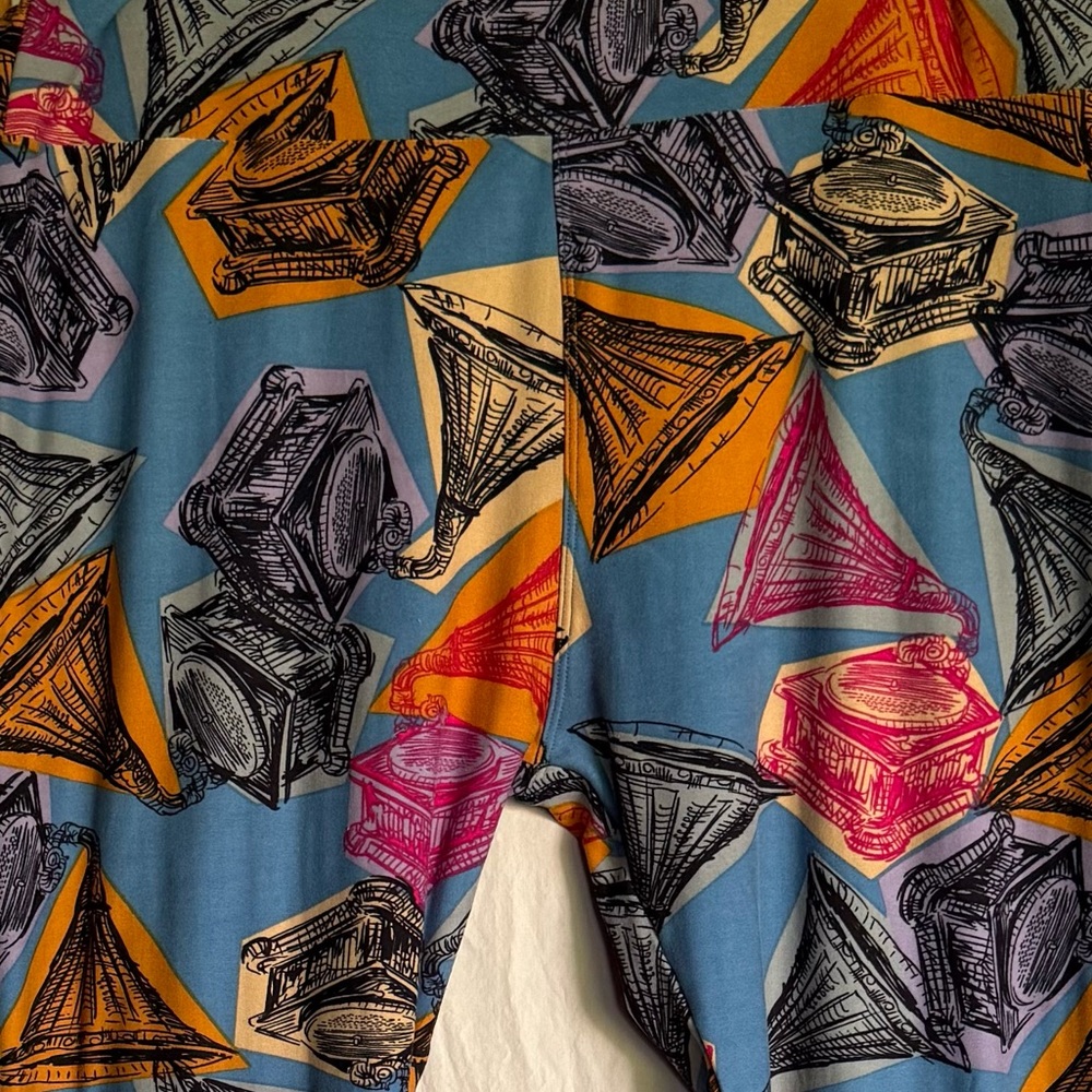 🦄🦄 NWOT Vintage Lularoe leggings with phonographs